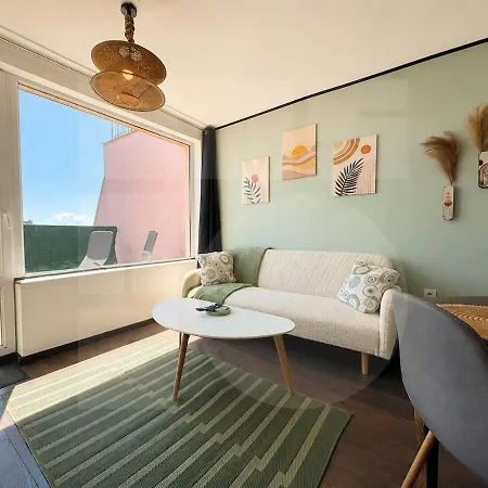 Apartment 1br Rooftop Cityscape
