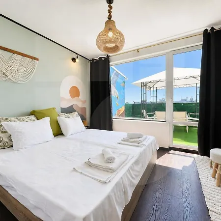 1br Rooftop Cityscape Apartment