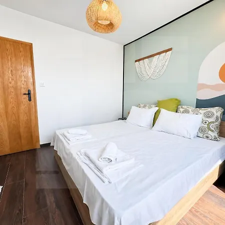 1br Rooftop Cityscape Apartment